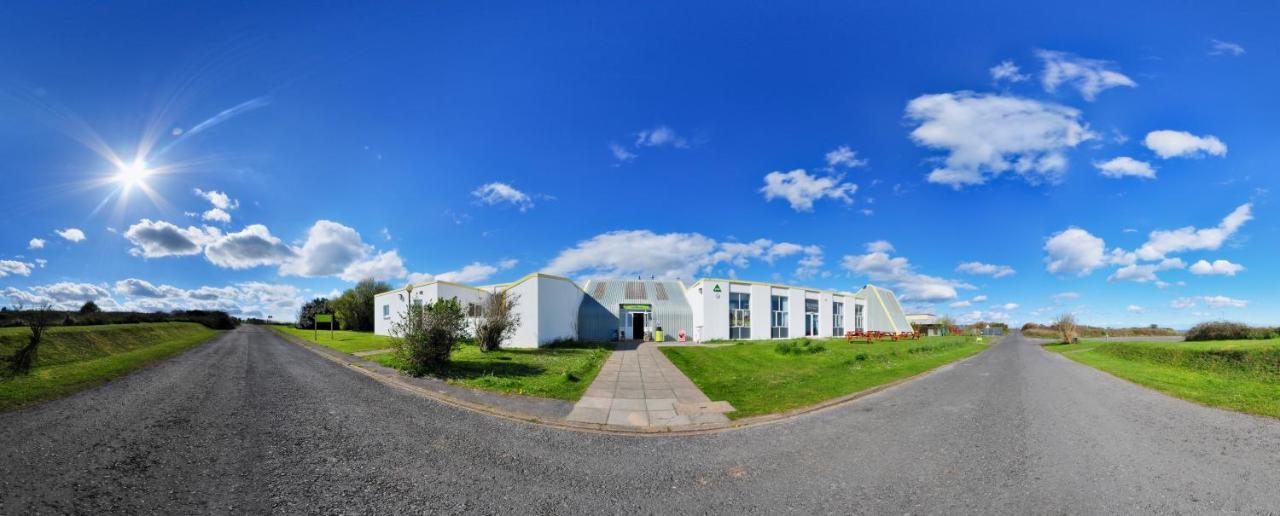 Yha Manorbier Hostel Tenby Exterior foto